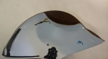 aufeschnittener Helm mit Blasenwurf im Innenhelm