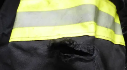 Risse im Oberstoff der Schutzkleidung