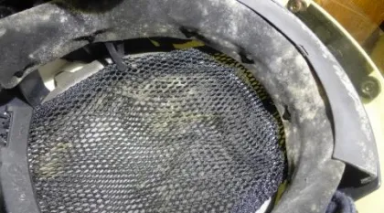 verschimmeltes Innenleben eines Feuerwehrhelms