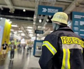 Feuerwehrmann in Schutzkleidung von hinten