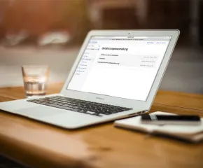 Notebook auf Schreibtisch