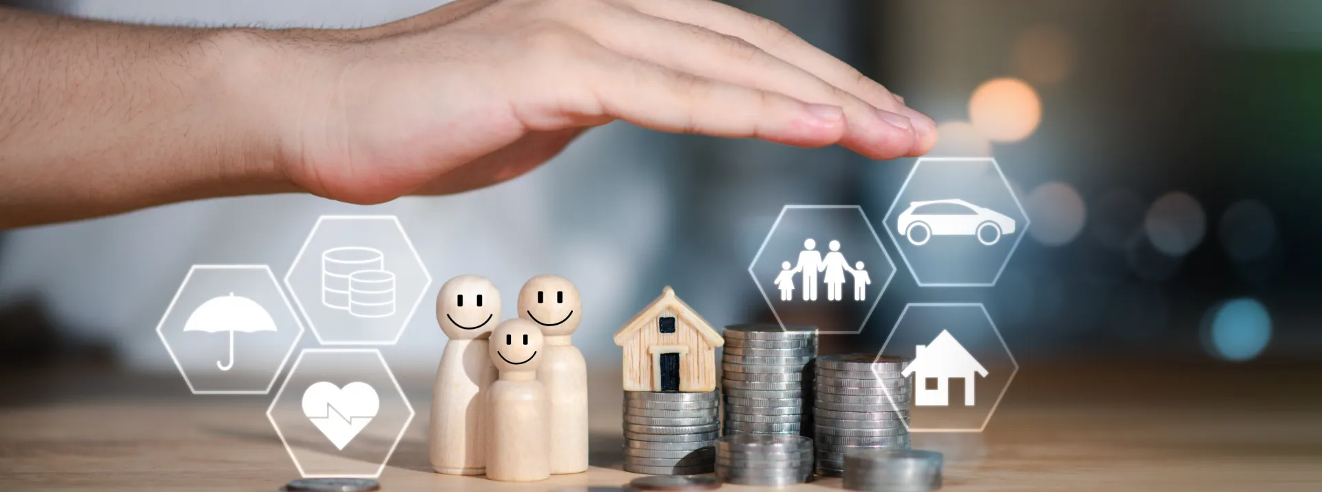 Hand schützend gehalten über Familie und Geld