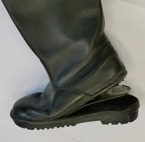 Feuerwehrstiefel mit abgelöster Sohle