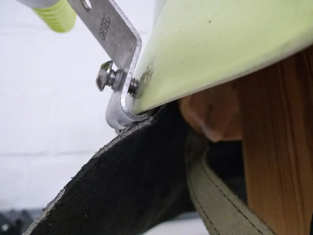 Anbauteil mit Schraube am Helm befestigt