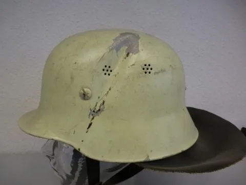 Feuerwehrhelm mit Beule im Helm