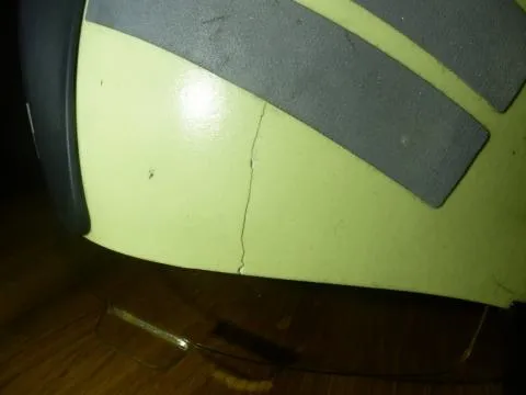 Feuerwehrhelm mit Riß in Helmschale