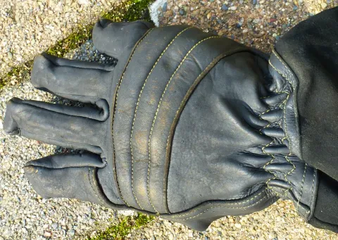 Handschuh mit Schrumpfung durch thermische Einwirkung