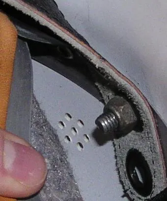 Bebänderung des Helms mit Schraube befestigt