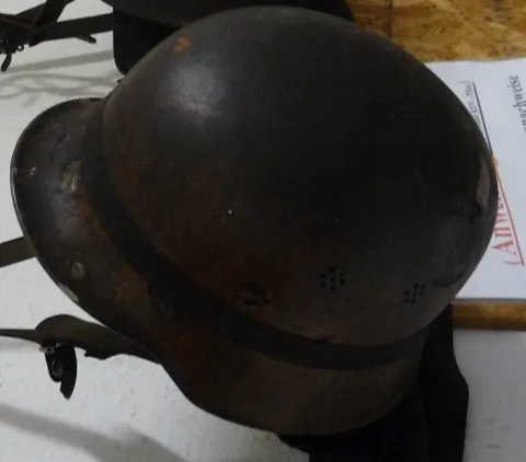 verdreckter alter Helm